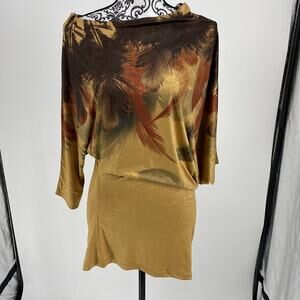 In Brand Fall Colored Feather 1/2 Sleeve Fitted Tunic. Size Medium